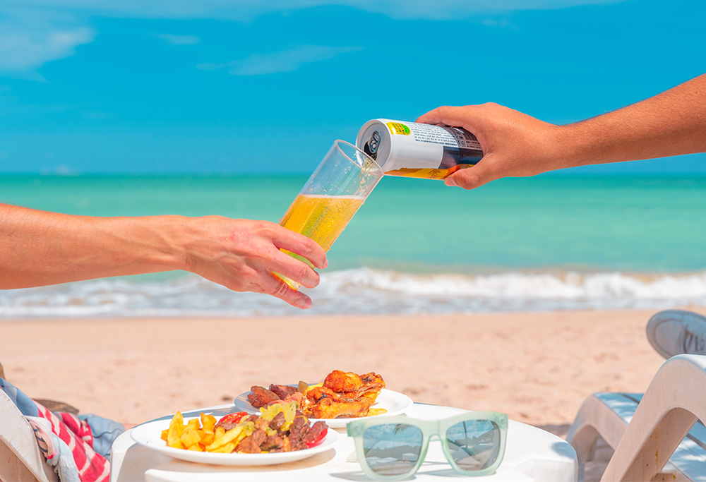 Cervejinha com petiscos na beira-mar da praia de Pratagi.