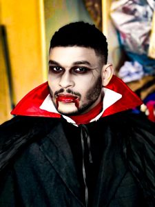 Integrante do Pratagy Resort de vampiro, pronto para programação de Halloween no Nordeste